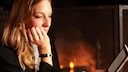 Junge Frau liest mit E-Book am Kamin. Es stellt sich die Frage welches sind die besten E-Book-Reader im Vergleich