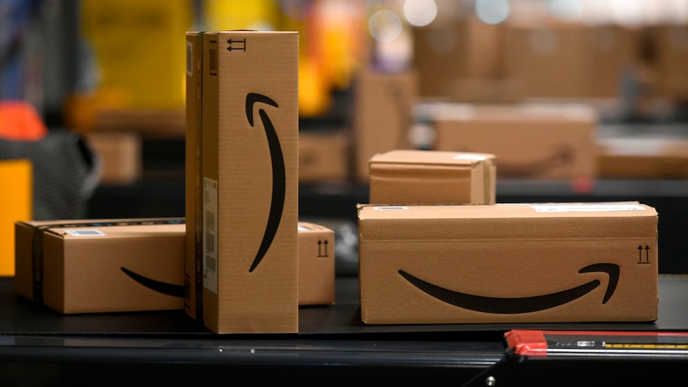 Stapel mit Amazon-Paketen