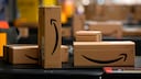 Stapel mit Amazon-Paketen