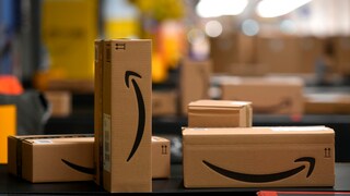 Stapel mit Amazon-Paketen