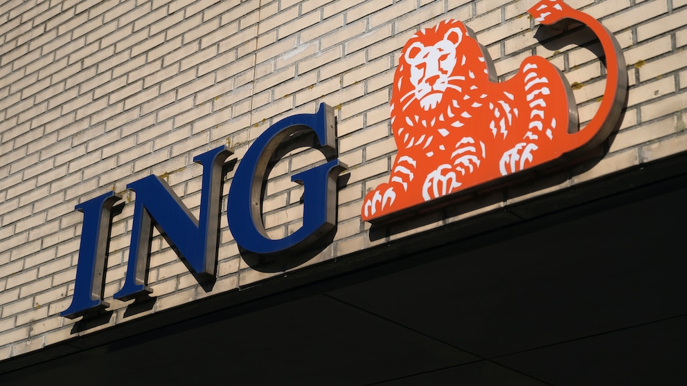 ING Logo an Hauswand: Bargeld