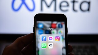Smartphone mit Facebook, Instagram und WhatsApp vor dem Logo des Mutterkonzerns Meta. Meta bietet jetzt einen Service an um geteilte Adressbuch-Daten seiner Nutzer zu löschen.