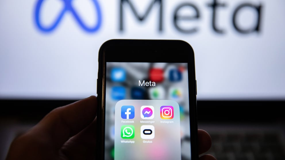 Smartphone mit Facebook, Instagram und WhatsApp vor dem Logo des Mutterkonzerns Meta. Meta bietet jetzt einen Service an um geteilte Adressbuch-Daten seiner Nutzer zu löschen.
