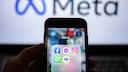 Smartphone mit Facebook, Instagram und WhatsApp vor dem Logo des Mutterkonzerns Meta. Meta bietet jetzt einen Service an um geteilte Adressbuch-Daten seiner Nutzer zu löschen.