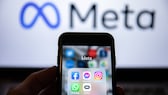 Smartphone mit Facebook, Instagram und WhatsApp vor dem Logo des Mutterkonzerns Meta. Meta bietet jetzt einen Service an um geteilte Adressbuch-Daten seiner Nutzer zu löschen.