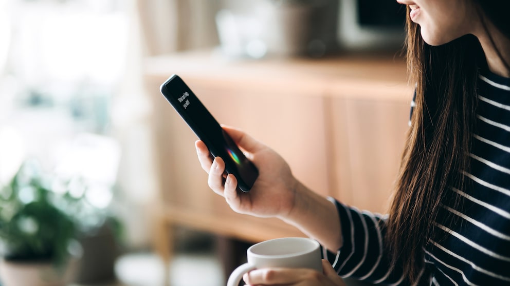 Frau spricht mit Smartphone