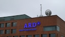 ARD Hauptstadtstudio Logo an Hauswand Audiothek im TV