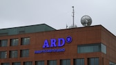 ARD Hauptstadtstudio Logo an Hauswand Audiothek im TV