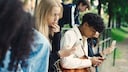 Wert Daten soziale Netzwerke junge Leute mit Smartpones