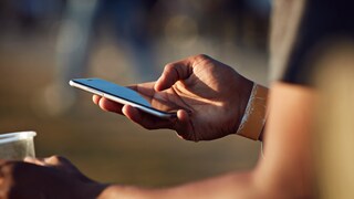 Mann mit Smartphone in der Hand.