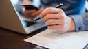 Online-Verträge lassen sich seit Juli 2022 per Kündigungsbutton kündigen. Doch nicht alle Webseiten haben ihn umgesetzt.