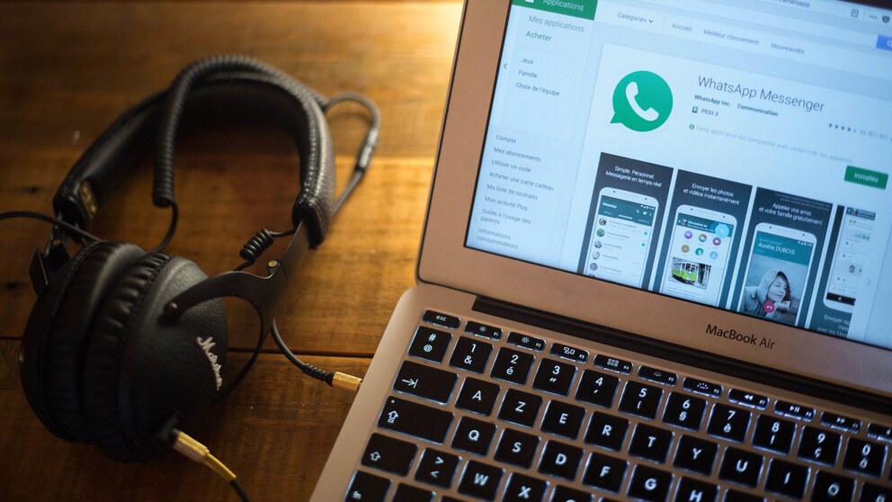 WhatsApp auf Desktop Laptop mit Kopfhörern: selbstlöschende Nachrichten Funktion wird entfernt
