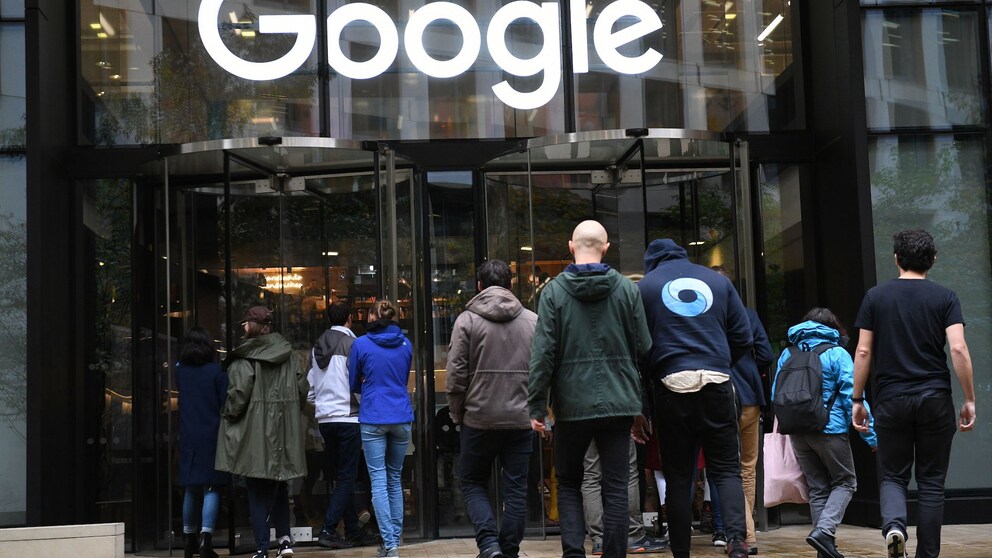 Mehrere Menschen gehen in die Google Zentrale, der Schriftzug prangt über ihren Köpfen. Google weiß viel über seine Nutzer, denn es verkauft die Daten zu Werbezwecken.