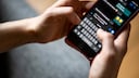 Smartphone auf dem jemand in WhatsApp eine Nachricht schreibt. Für das Nachrichten löschen gibt es eine neue WhatsApp-Funktion.