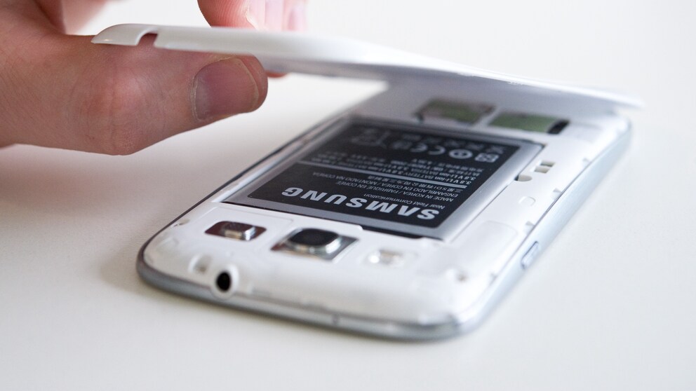 Samsung-Smartphone wird hinten geöffnet. Die EU möchte einfache Regelung für Nutzer, um den Akku selber zu tauschen.
