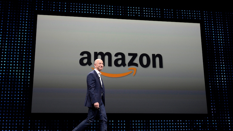 Amazon Gründer und CEO Jeff Bezos vor Amazon-Logo. Die Amazon Prime-Dienste Photos und Music scheinen sich verschlechtert zu haben.