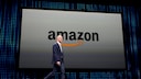 Amazon Gründer und CEO Jeff Bezos vor Amazon-Logo. Die Amazon Prime-Dienste Photos und Music scheinen sich verschlechtert zu haben.