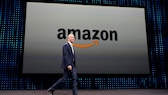 Amazon Gründer und CEO Jeff Bezos vor Amazon-Logo. Die Amazon Prime-Dienste Photos und Music scheinen sich verschlechtert zu haben.