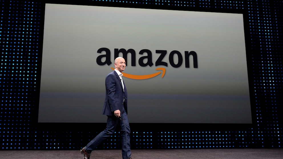Amazon Gründer und CEO Jeff Bezos vor Amazon-Logo. Die Amazon Prime-Dienste Photos und Music scheinen sich verschlechtert zu haben.