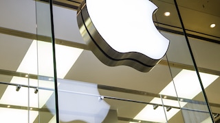 Apple Logo an einer Zentrale des Konzerns. Muss Apple den App Store für side loading öffnen?
