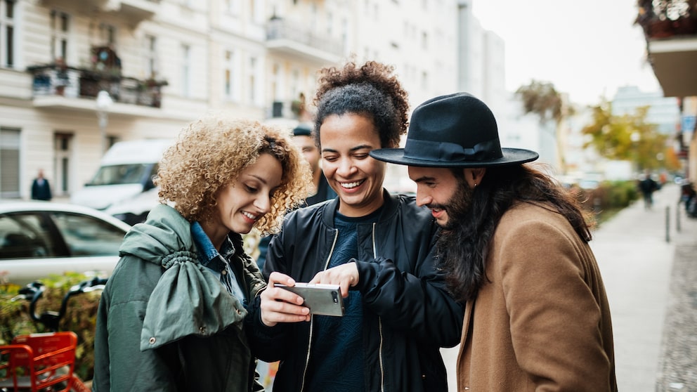 Freunde schauen gemeinsam aufs Smartphone