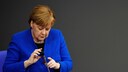 Angela Merkel im blauen Blazer am Mikrofon: Ex-Kanzlerin zu Gast in True-Crime-Podcast