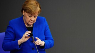 Angela Merkel im blauen Blazer am Mikrofon: Ex-Kanzlerin zu Gast in True-Crime-Podcast