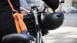 Frau schiebt ein E-Bike