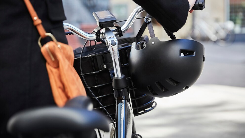Frau schiebt ein E-Bike
