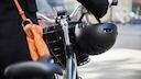 Frau schiebt ein E-Bike