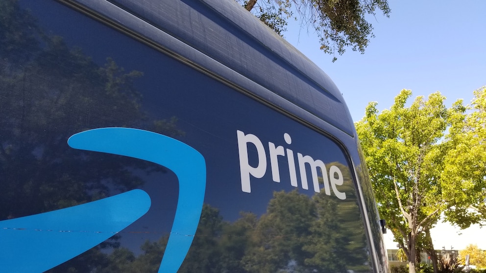 Amazon Prime Logo auf Lieferwagen Lieferzeiten Weihnachten verzögert Symbolbild