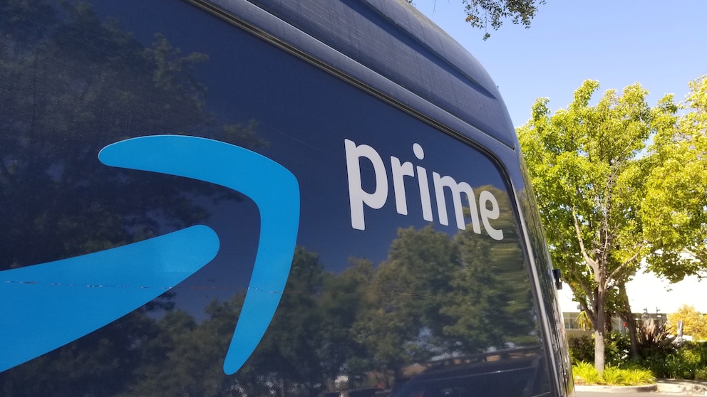 Amazon Prime Logo auf Lieferwagen Lieferzeiten Weihnachten verzögert Symbolbild