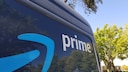 Amazon Prime Logo auf Lieferwagen Lieferzeiten Weihnachten verzögert Symbolbild