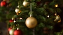 Weihnachtsbaum mit goldenen und roten Kugeln Symbolbild Weihnachten Streaming Tipps
