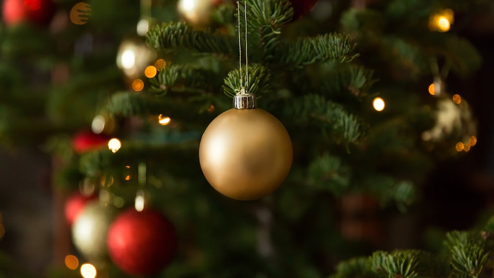 Weihnachtsbaum mit goldenen und roten Kugeln Symbolbild Weihnachten Streaming Tipps