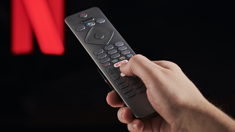 Netflix Logo mit Fernbedienung, Symbolbild Meinung zu abgesetzten Serien