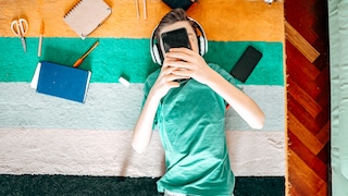 Junge mit Smartphone