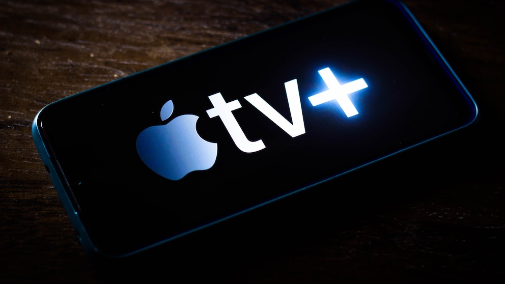 Apple TV+ Logo auf Smartphone Symbolbild Serien gratis