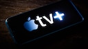 Apple TV+ Logo auf Smartphone Symbolbild Serien gratis