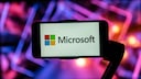 Microsoft Logo auf einem Smartphone. Microsoft soll Pläne haben, um auf das Smartphone zurückzukommen.