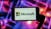 Microsoft Logo auf einem Smartphone. Microsoft soll Pläne haben, um auf das Smartphone zurückzukommen.