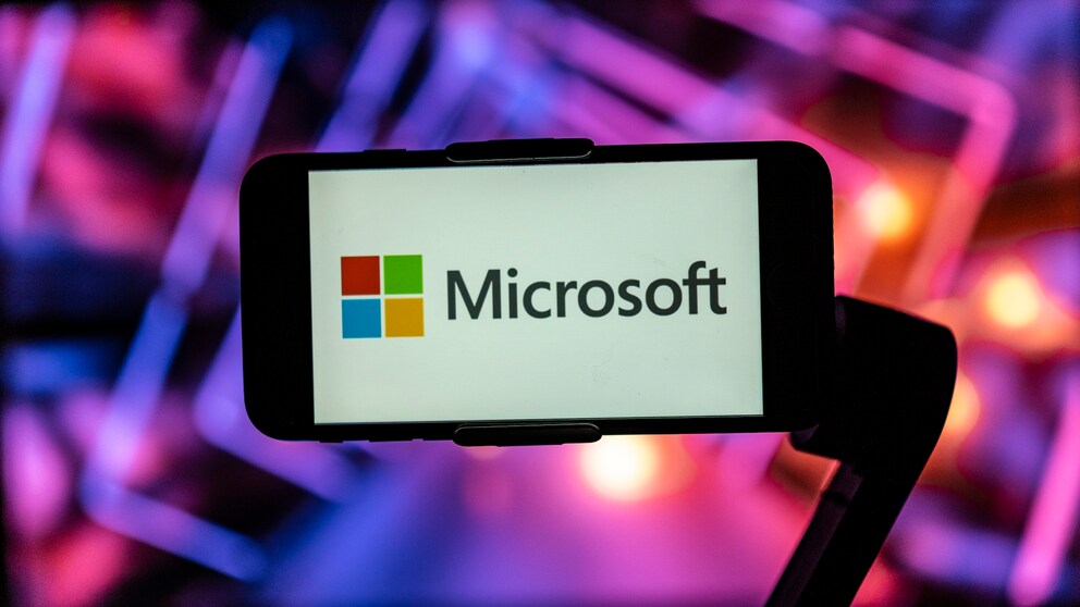 Microsoft Logo auf einem Smartphone. Microsoft soll Pläne haben, um auf das Smartphone zurückzukommen.