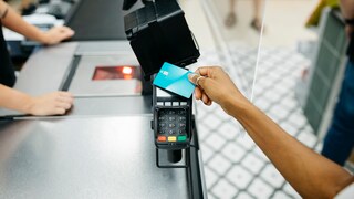 Geldabheben und Bezahlen im Supermarkt