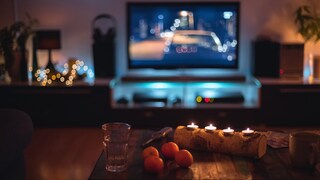 TV mit Weihnachtsdeko Symbolbild Weihnachtsfilme