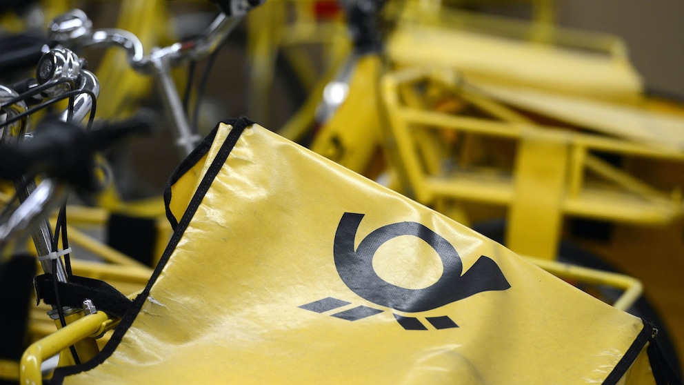 Symbolbild Deutsche Post mobile Briefmarke: Fahrräder der deutschen Post mit gelb-schwarzem Logo