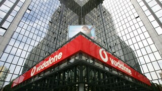 Vodafone Logo an Hochhaus: Anbieter schafft MMS ab