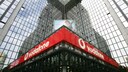 Vodafone Logo an Hochhaus: Anbieter schafft MMS ab