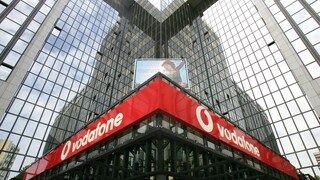 Vodafone Logo an Hochhaus: Anbieter schafft MMS ab