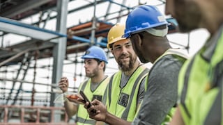Bauarbeiter auf der Baustelle machen Pause und welches die besten Baustellenradios für Musik sein könnten.