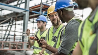 Bauarbeiter auf der Baustelle machen Pause und welches die besten Baustellenradios für Musik sein könnten.